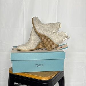 Toms brand new Kallie Wedge Shoes in Natural Shimmer Twill size 8.5